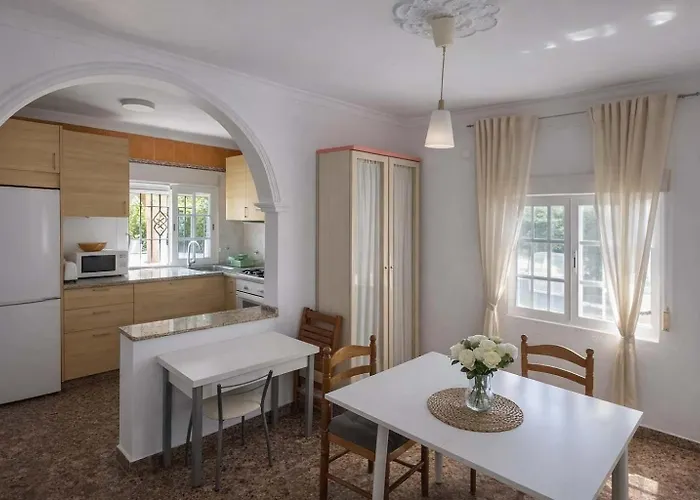 Con Piscina Privada Jardin Del Sol Solo Familias Y Parejas